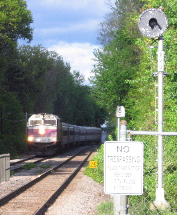 Photo of 1004 pulls into West Concord with train 427