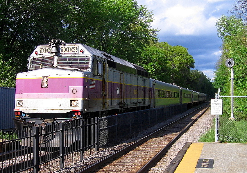 Photo of F40PH 1004 enters the station at West Concord