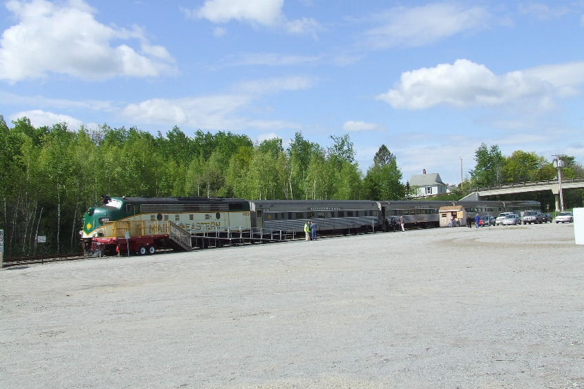 Photo of The train stopped at Brunswick on first day of 2008 season.