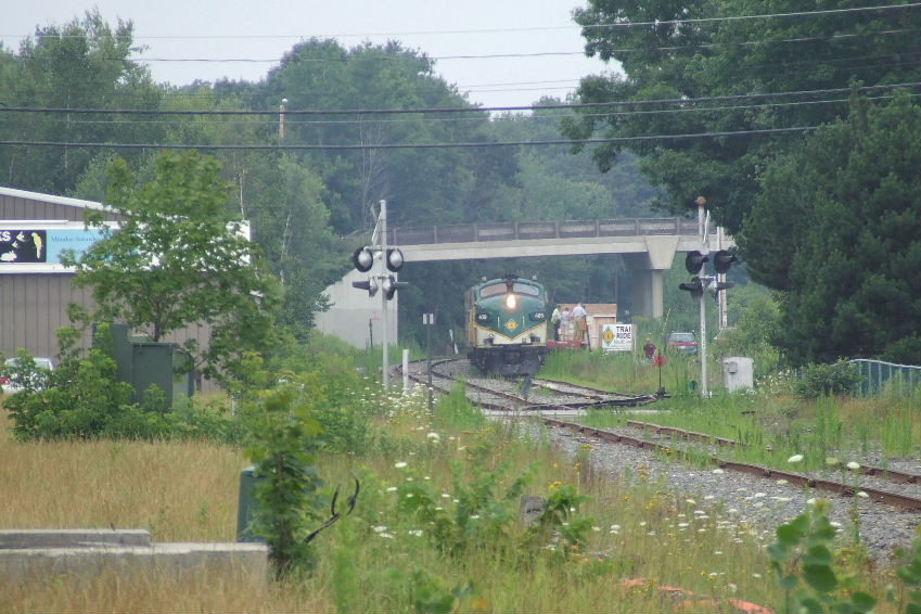 Photo of Train stopped at Brunswick and pick up passengers.