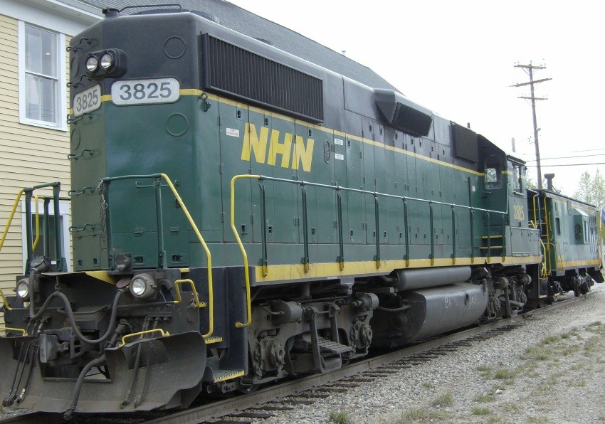 Photo of NHN 3825 and Caboose #100