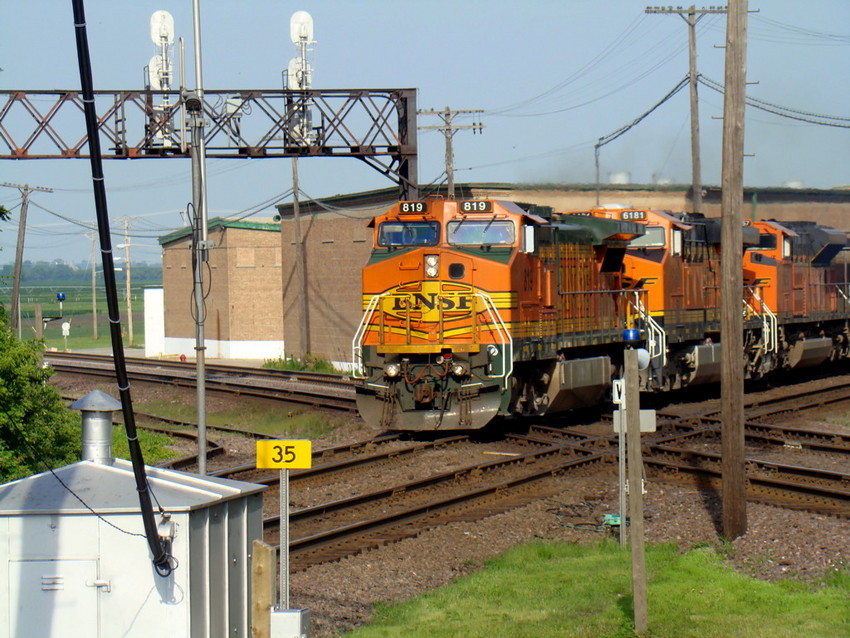 Photo of A BNSF freight comes through Rochelle on the first day of June