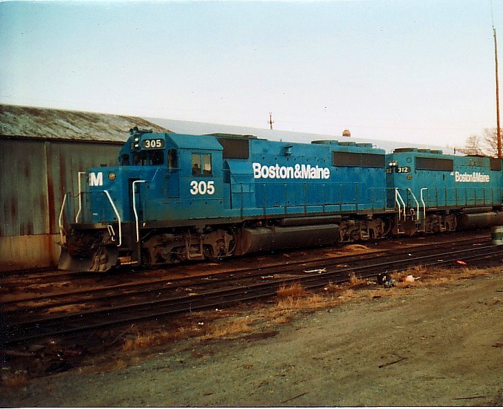 Photo of B&M GP-40s at Lawrence