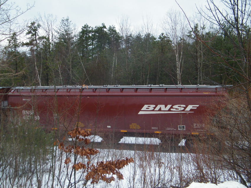 Photo of BNSF covered hopers in Ayer