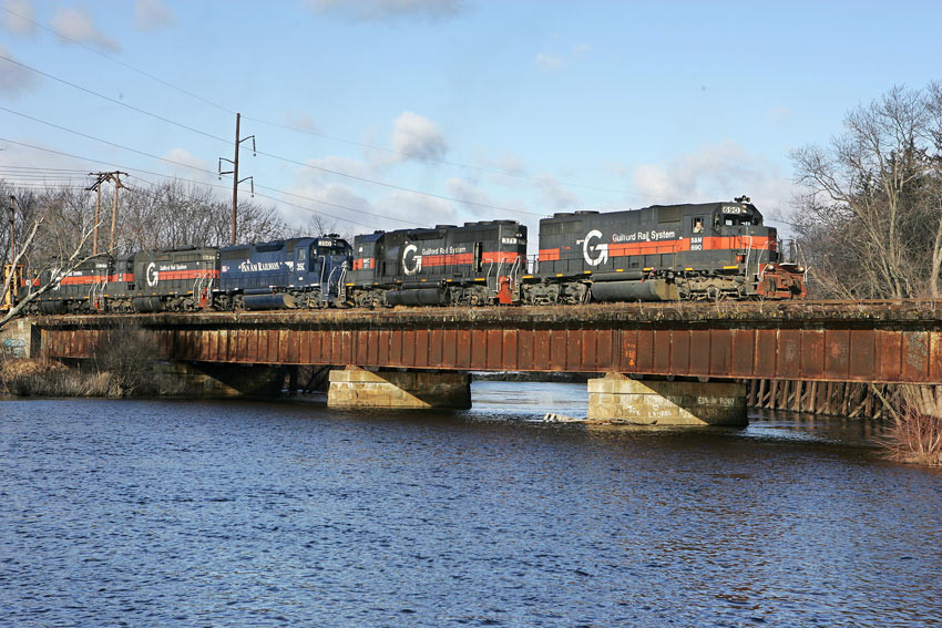 Photo of GRS SD-39 #690 leads EDNM over the Concord River in Lowell, MA