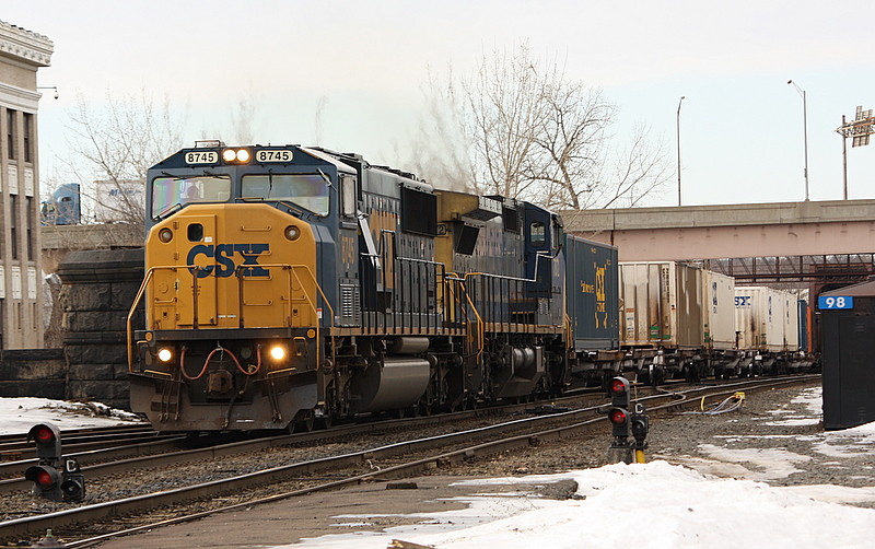 Photo of CSX Q122 heads east in Springfield MA