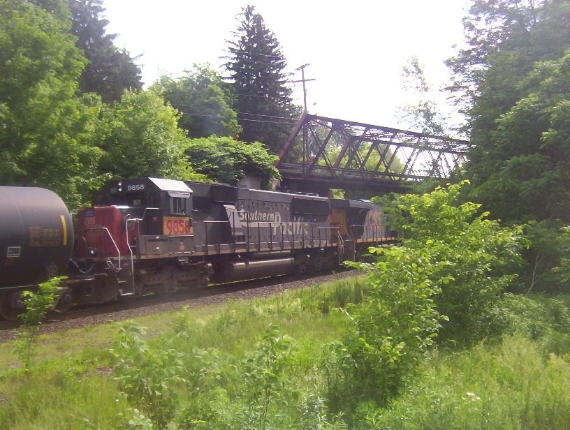 Photo of up sd50 #9858 still sp paint at east chatham ny