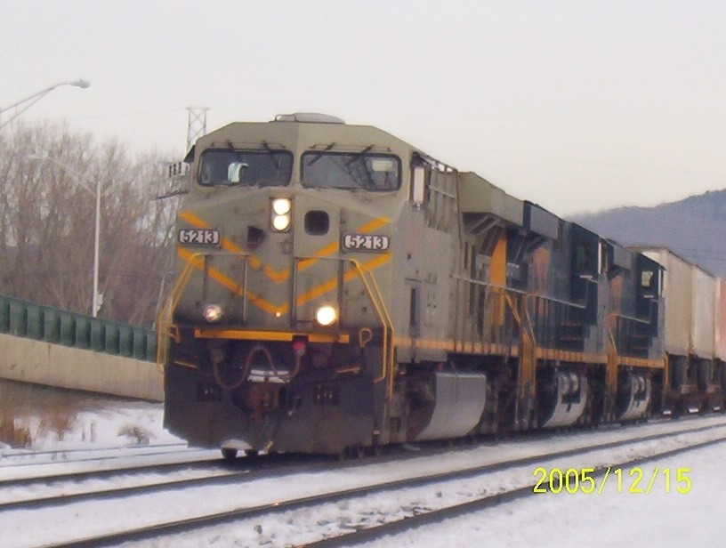 Photo of csxt es44dc#5213in gray paint and two more in csxt dark blue on q119