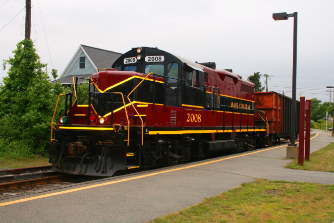 Photo of A short freight waits at Buzzards Bay