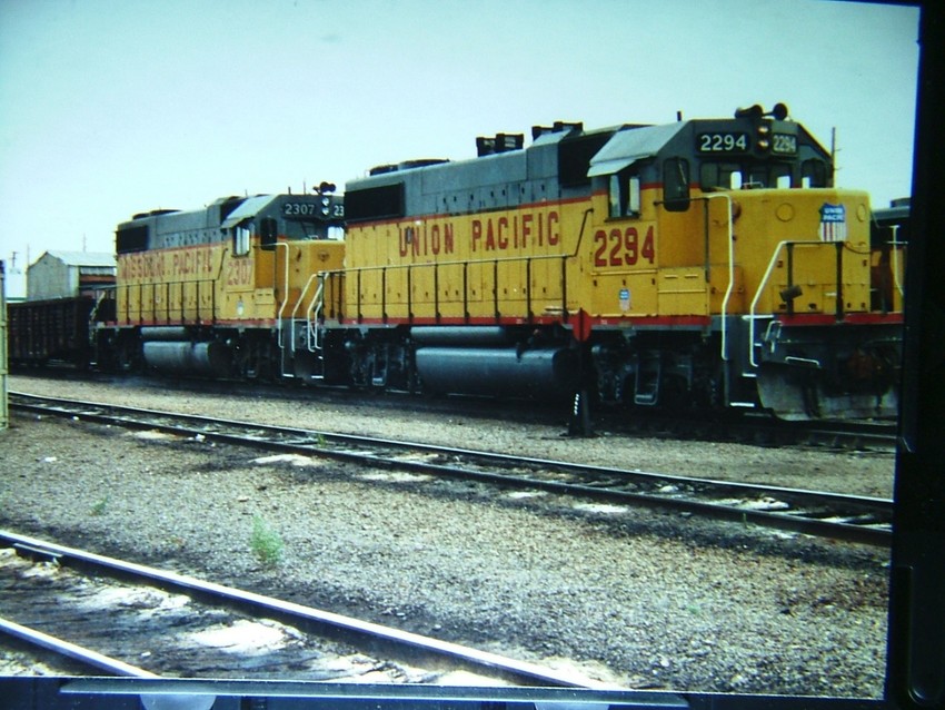 Photo of a pair of up gp38-2's at denver co