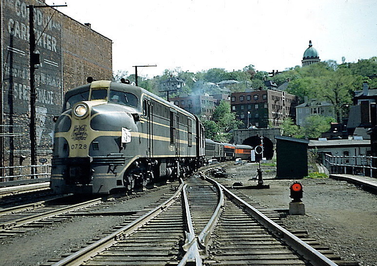 Photo of NEW HAVEN DL-109's LEAVING THE EAST SIDE TUNNEL