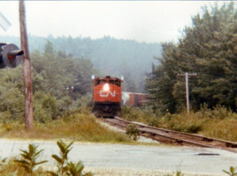 Photo of CN#2520 MLW 420 is approaching Bryant pond