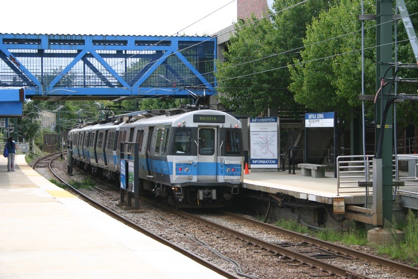 Photo of MBTA Blue Line Train at Suffolk Downs