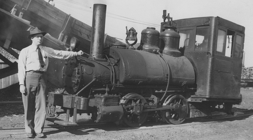 Photo of SD Warren 2 foot gauge locomotive.
