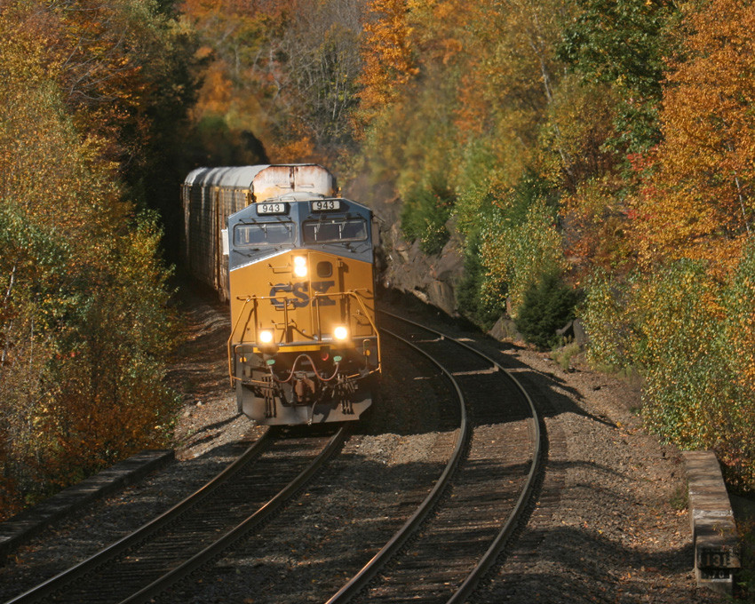 Photo of Q624 cruising down the hill approaching the ledges