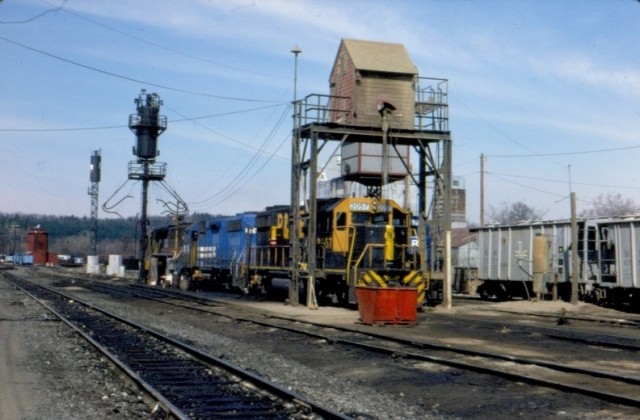 Photo of P&LE GP38 under the sand tower at E. Deerfield