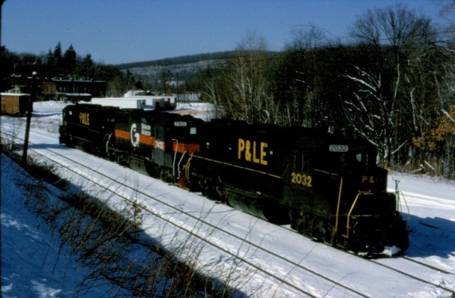 Photo of P&LE GP38's in Millers Falls