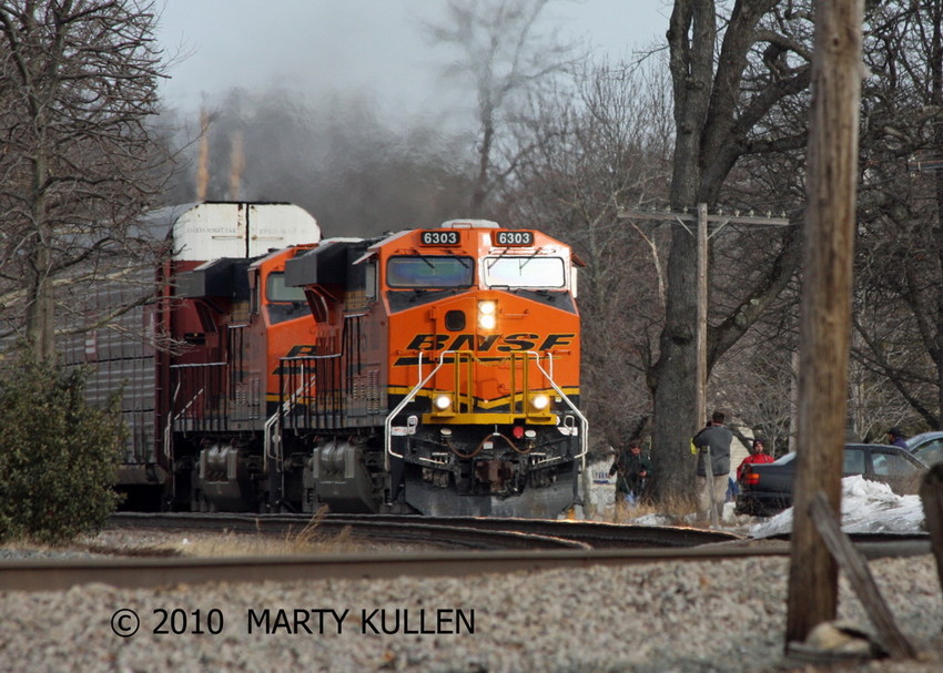 Photo of AYMO & RAILFANS SCURRY TO THE NEXT SHOT