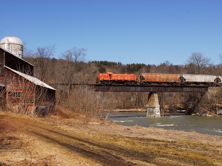 Photo of Battenkill 4116 eases over the Hoosick River