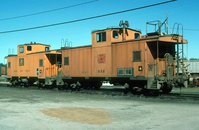 Photo of MEC Cabooses No. 655 and 656