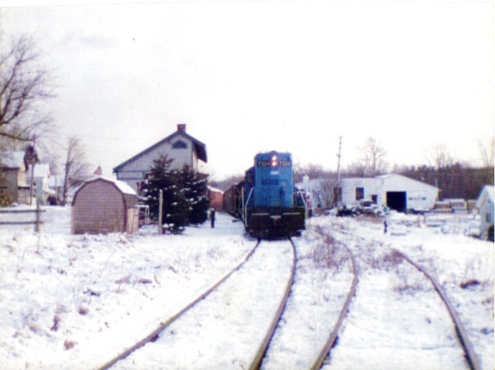Photo of housatonic railroad nx12 at lee ma with gp9#7324 still in conrail blue