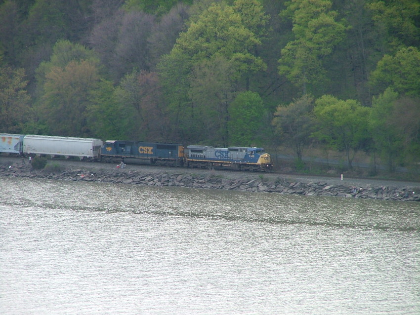 Photo of csx train heading northbound at highland ny