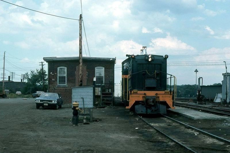 Photo of MEC EMD SW7 No. 332 and Yard Office