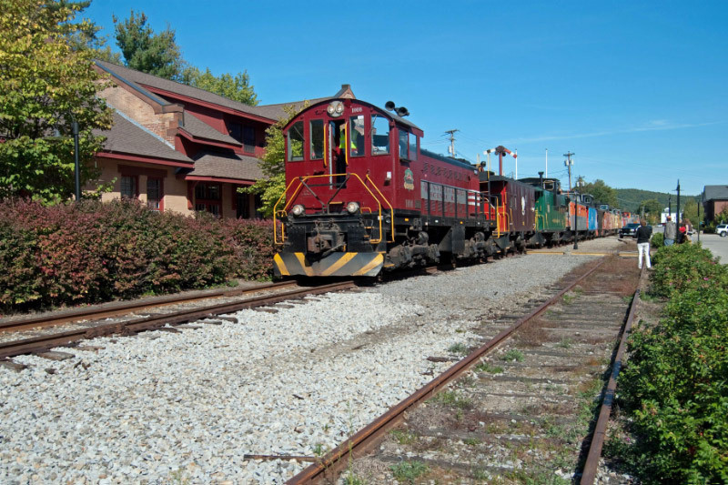 Photo of Winn. Scenic S1 #1008 with the caboose train.