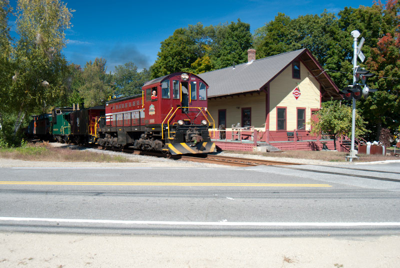 Photo of Winn. Scenic RR S1 #1008 with the caboose train.