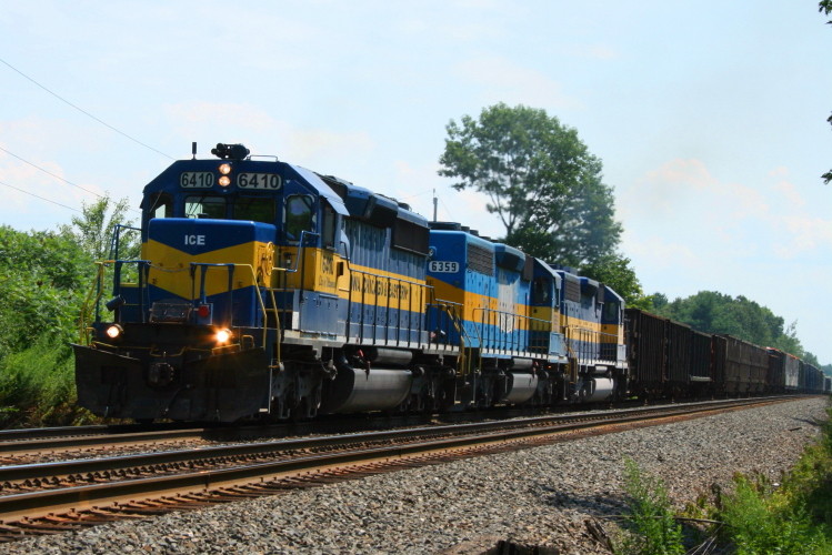 Photo of CSX Q-381 heads west with some familiar visitors to the Capitol District