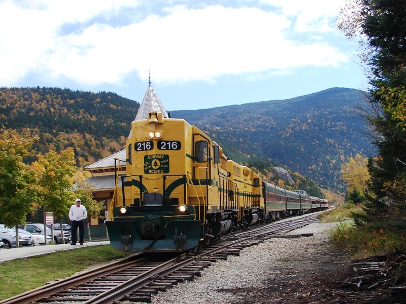 Photo of CSR 216 arrives at Crawford's Notch