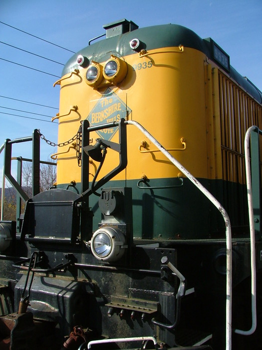 Photo of housatonic railroad's rs3m #9935's nose shot
