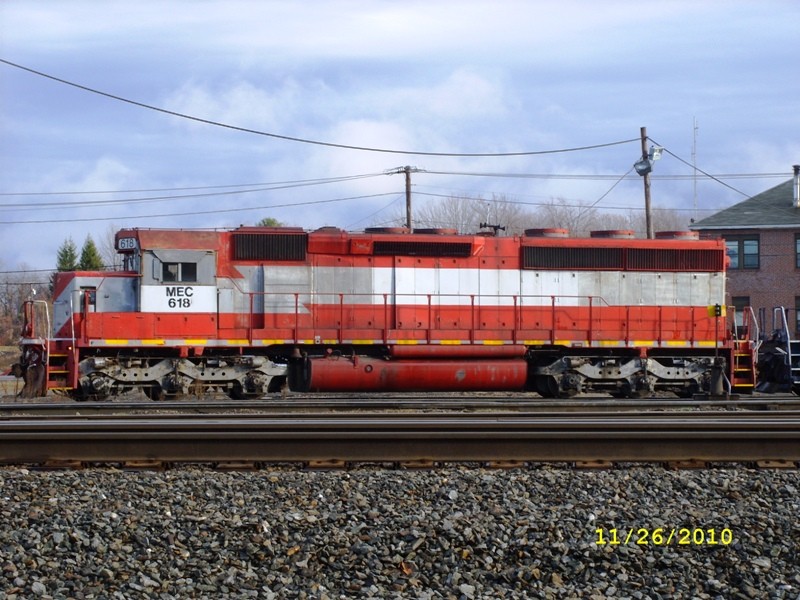 Photo of MEC#618e is tied down on the 217 track with 6 other engines.