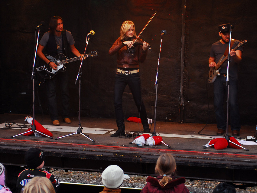 Photo of CPR Holiday Train 2010 - Melanie Doane and The Odds