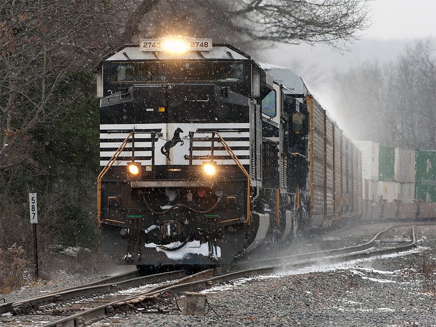 Photo of CP 938 with NS 2742 at Afton