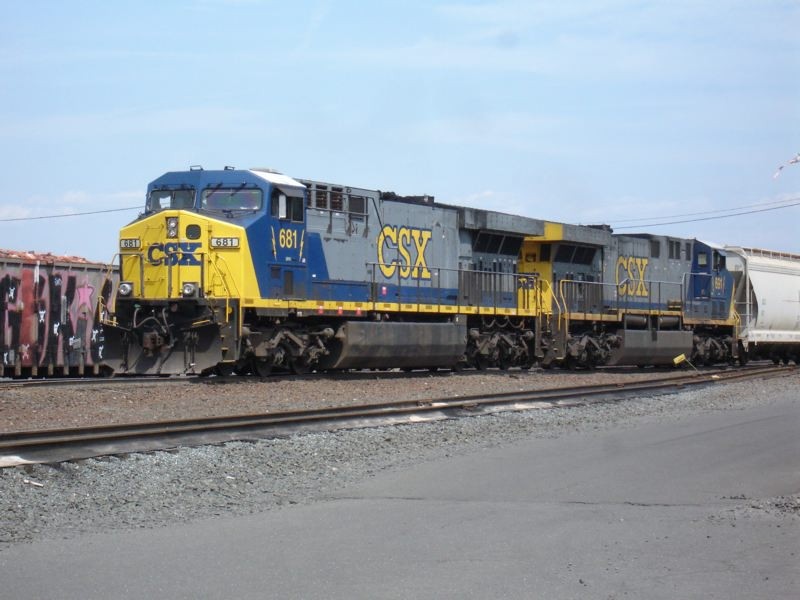 Photo of CSX 681 and 691 depart West Springfield for Selkirk