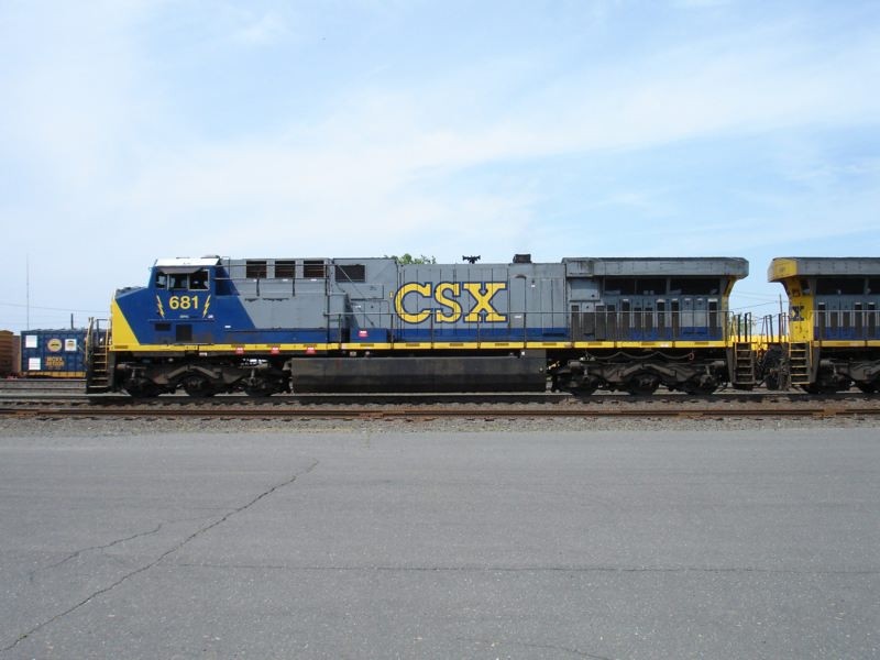 Photo of CSX 681 and 691 depart West Springfield for Selkirk