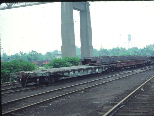 Photo of Penn Central flat with an oversize load