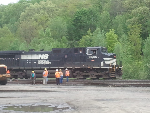 Photo of AYMO/NS 9685 through the derailment site