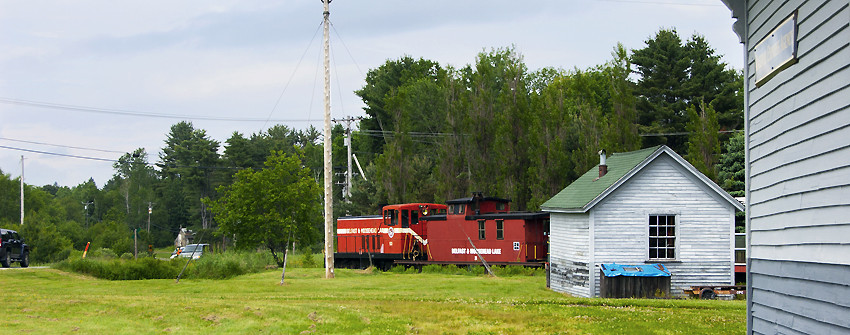 Photo of BML#53 GE 70-tonner pulling BML#31 past the City Point Central RR Museum