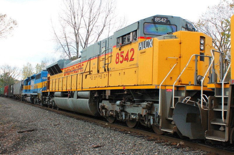 Photo of Ex UP SD90MAC heads north to the CPR at GLenmont, NY