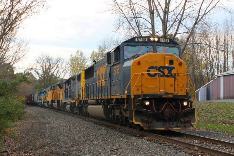 Photo of CSX Y-122 with an EMD collection