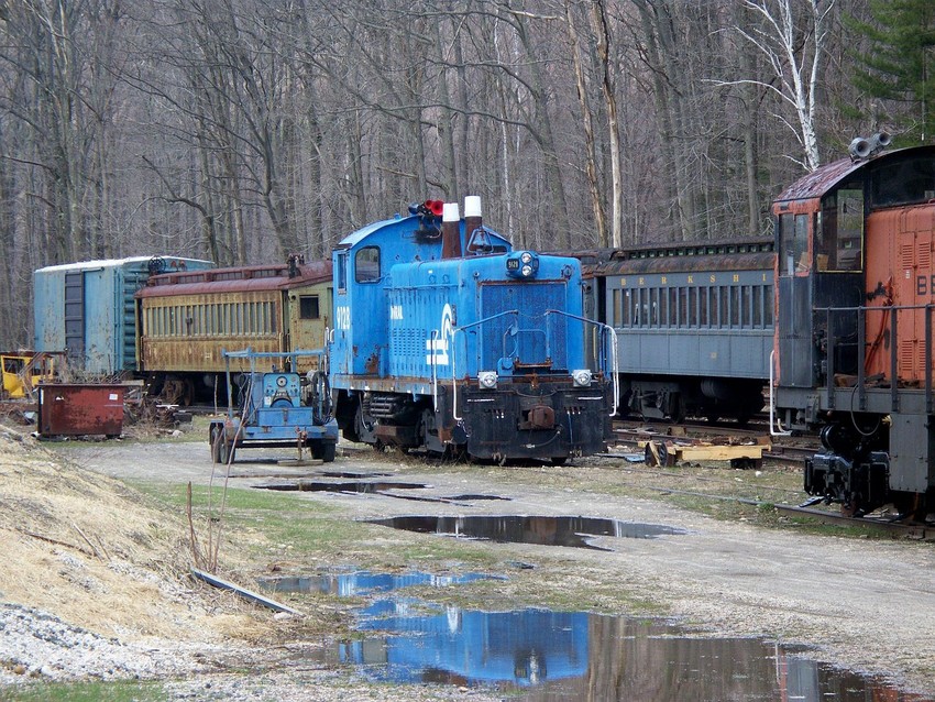 Photo of Ex-Conrail 9128 resting up.