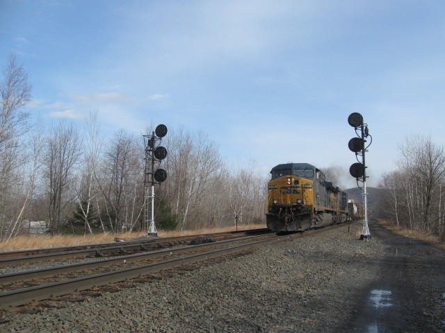 Photo of csx q425 coming down the hill