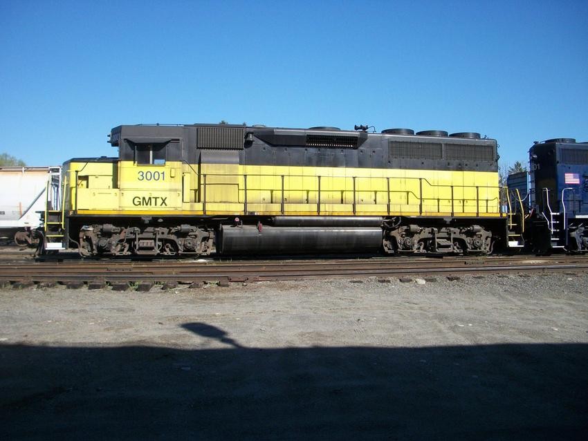 Photo of GMTX GP40 #3001 behind the shops in Waterville