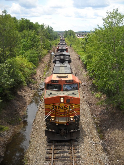Photo of BNSF 4914 leading the oil cans by Rumford Junction