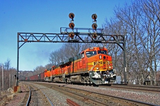 Photo of LCT with BNSF power through CPF-FG