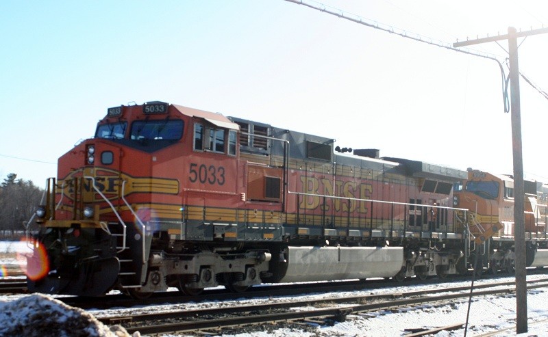 Photo of BNSF 5033, leader of oil train, Waterville, Maine