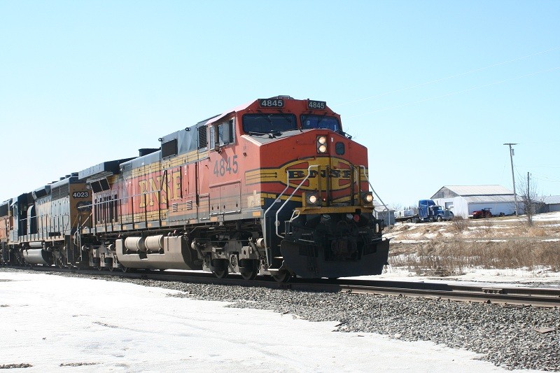 Photo of Loaded oil train passing Burnham Junction, Maine, eastbound