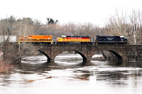 Photo of CSO4 crosses Farmington River at Windsor, CT.